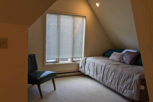 Sala de estar del tercer piso - 402 Poplar St