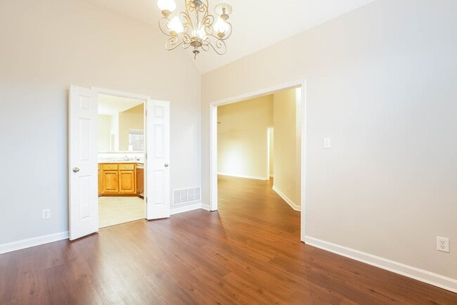 Foto del edificio - 735 Classic Dr S