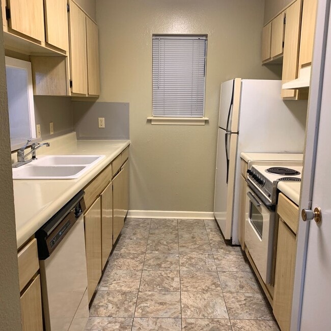 Building Photo - Colonial Terrace - Very spacious One bedro...