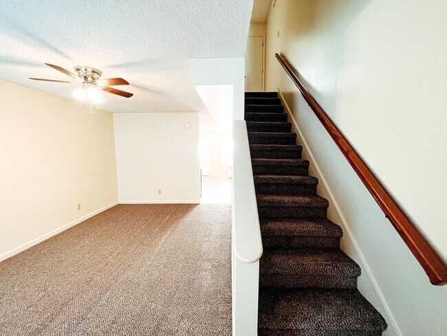 Building Photo - 104 Coyote Ct