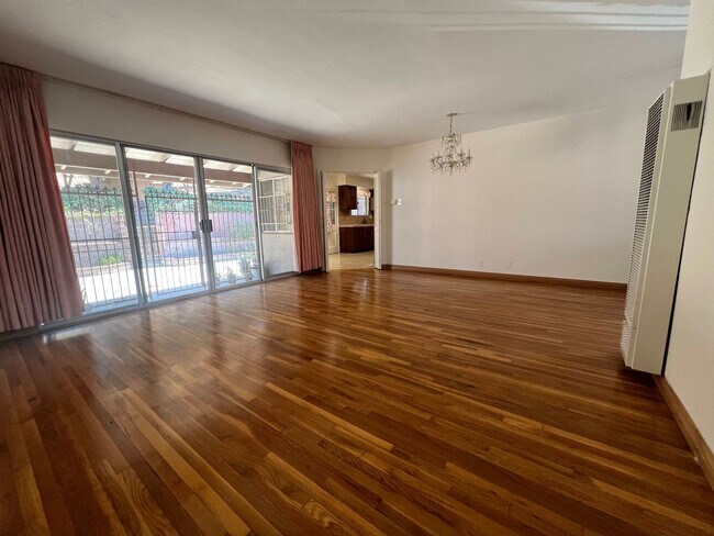 Foto del edificio - Spacious 3-Bedroom Home in Prime Monterey ...