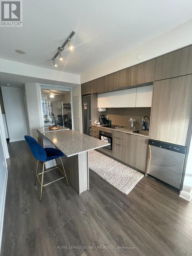 Photo du bâtiment - 55-1555 Regent Park Blvd