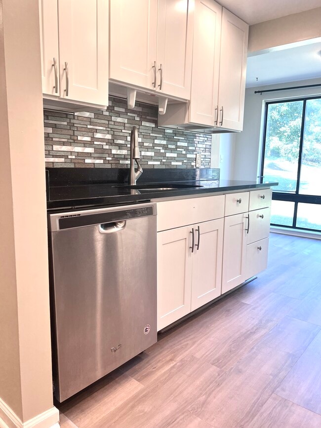 Foto del edificio - 18141 Chalet Dr