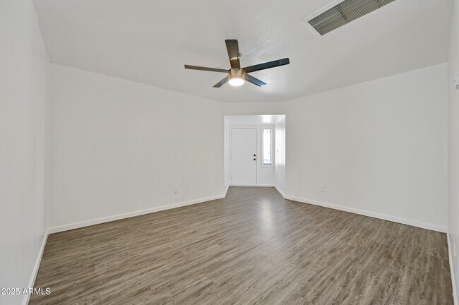 Foto del edificio - 1744 W Glendale Ave