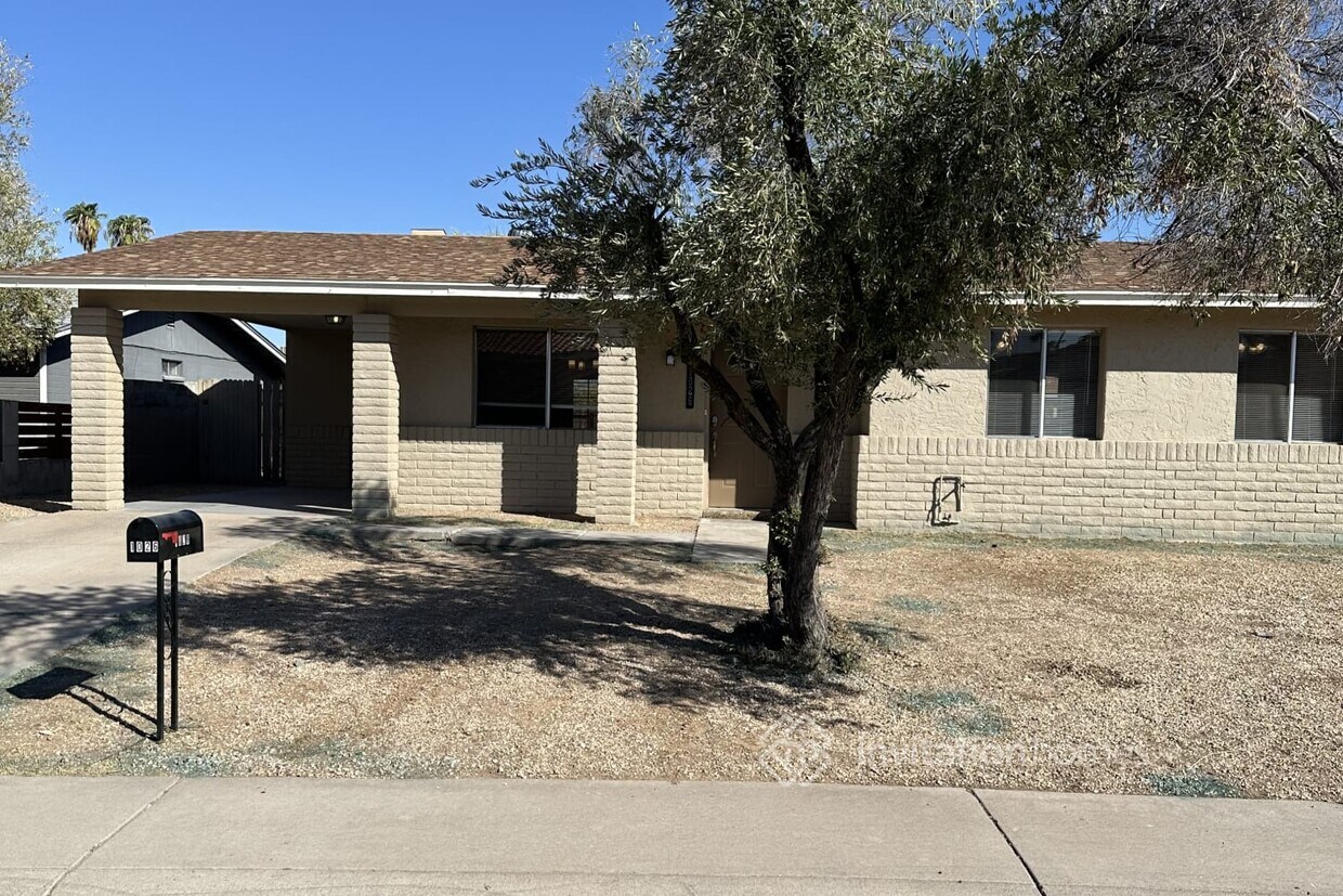 Primary Photo - 1026 W Danbury Dr