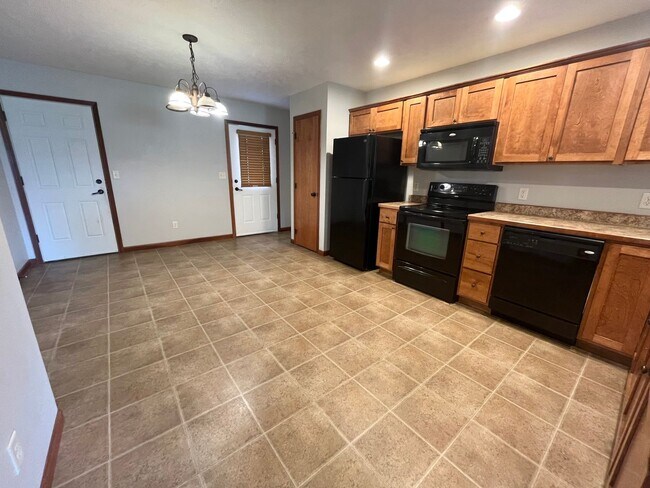 Building Photo - 2 Bed/1.5 Bath Townhome For Rent!
