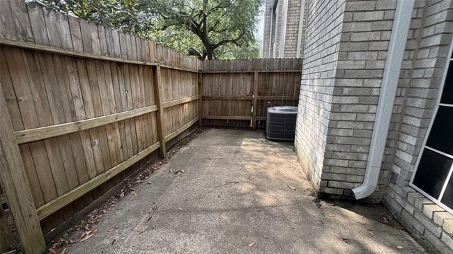 Building Photo - 17573 Red Oak Dr