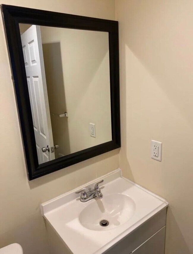 Building Photo - CHARMING STUDIO APARTMENT IN NORTH PHILADE...