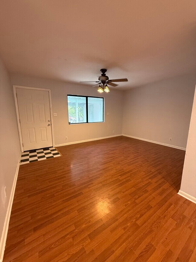 Puerta principal y entrada - 3202 Locke Ln