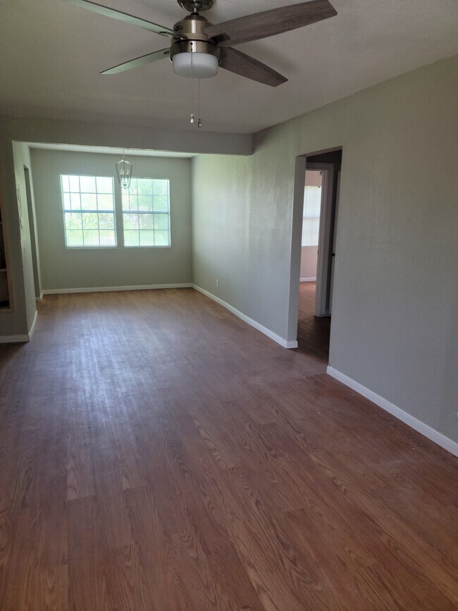 La puerta de entrada se abre a la sala de estar. - 1714 N Avenue H