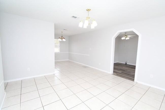 Building Photo - 3 bedroom 1.5 bathroom brick home located ...