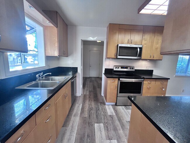 Building Photo - Three Bedroom Two Bathroom Home