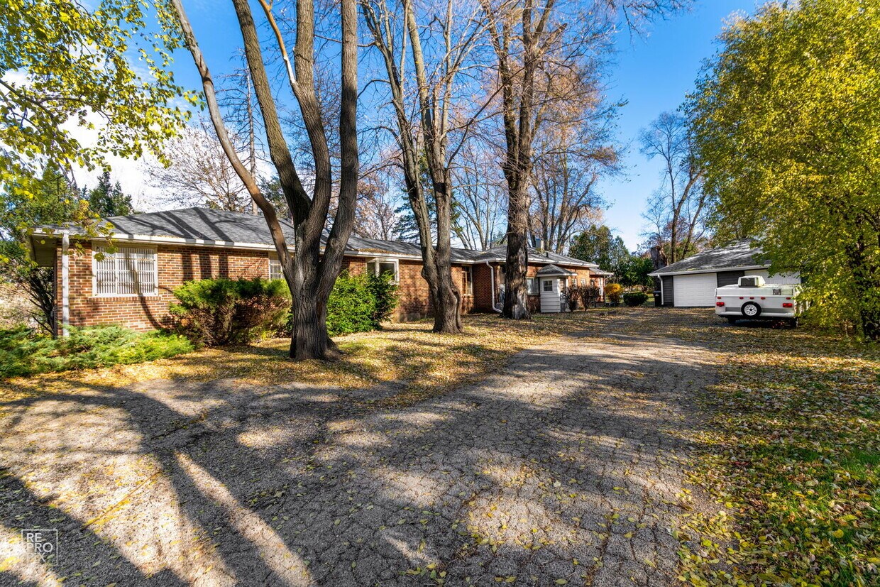 Primary Photo - 32857 N Alleghany Rd