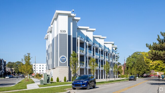 Foto del edificio - Bay Street Condominums
