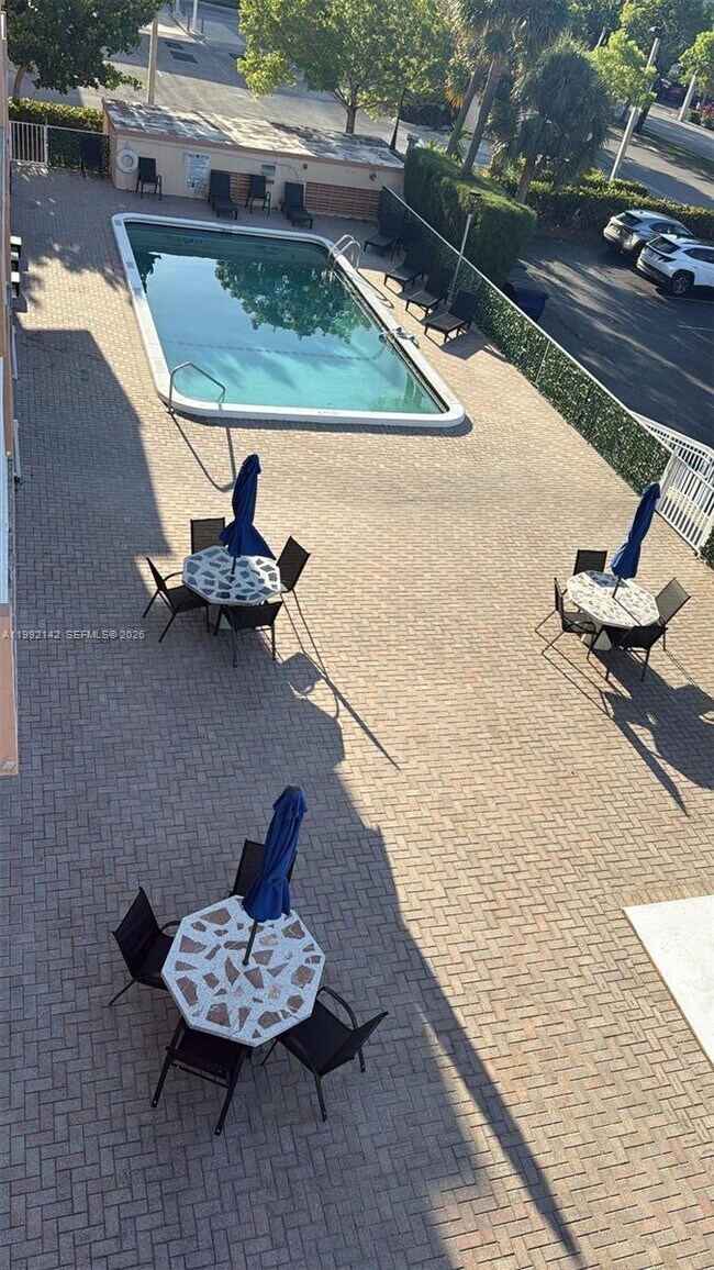 Foto del edificio - 2200 E Hallandale Beach Blvd