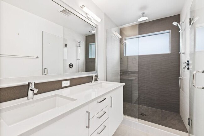 Foto del edificio - ULTRA-MODERN Townhome w/AC and Views in th...