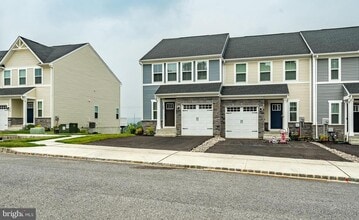 Building Photo - 208 Chase Dr
