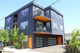 Building Photo - 1906 SE Tacoma St