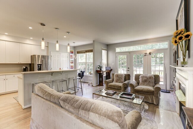 Sala de estar con cocina integrada - 5742 Governors Pond Cir