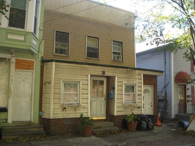 Foto del edificio - 9 Robbins Ave