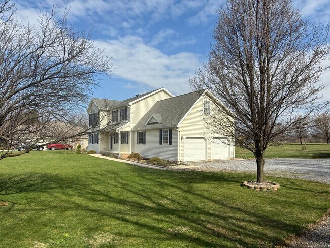 Foto del edificio - For Rent 3 bed / 2.5 bathrooms | attached 2 car-garage plus detached 2 car-garage on a 1.52-acre ...