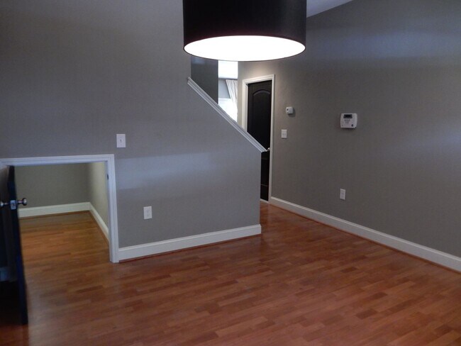 Building Photo - Like New Townhome in Old SW! Close to Cari...