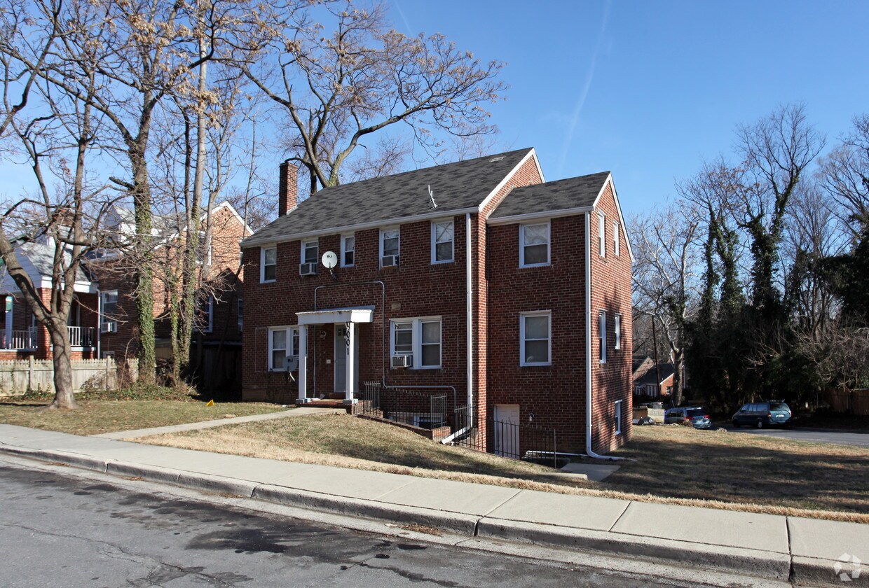 Primary Photo - 8001 Greenwood Ave