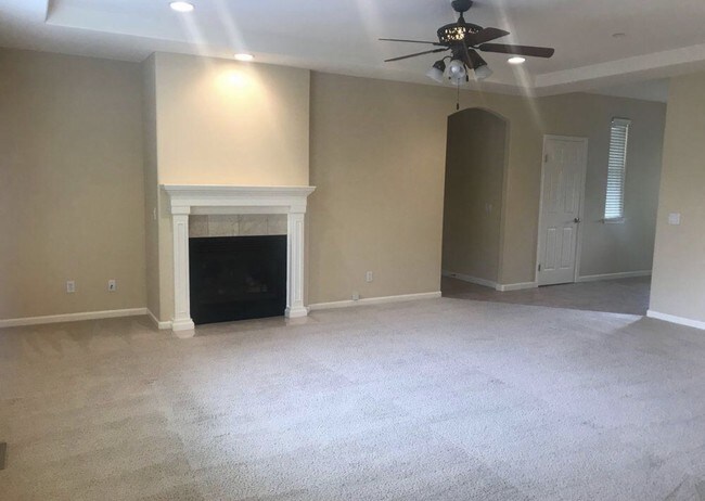 Building Photo - 7976 Creekside Dr