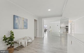 Building Photo - 250 S President St