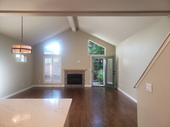 Foto del edificio - Wonderful John's Landing Updated Townhouse...