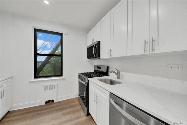 Building Photo - 3840 Greystone Ave