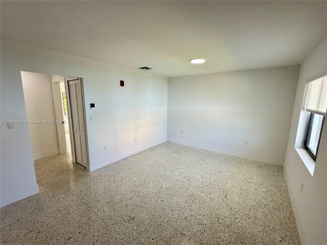 Foto del edificio - 180 NE 57th St