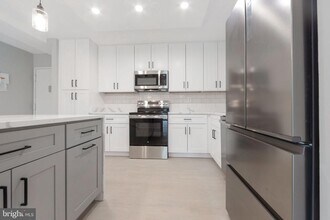 Building Photo - 205 Yoakum Pkwy