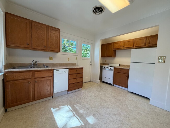 Kitchen - 2202 G St