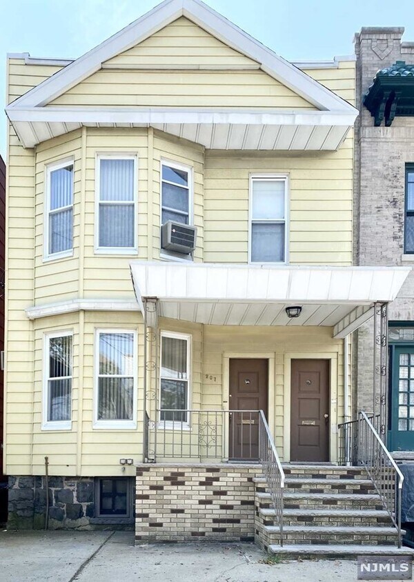 207 Oak St, Weehawken, NJ 07086 Townhome Rentals in Weehawken NJ