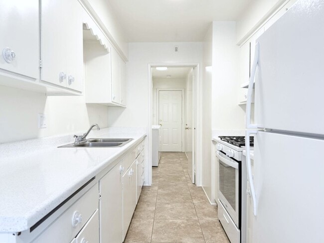 Building Photo - Single Level Duplex!