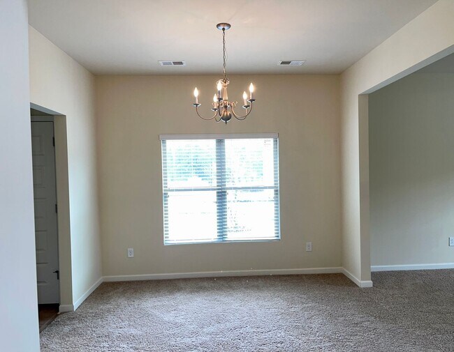 Building Photo - Spacious, Immaculate 4 Bed/2.5 Bath Home i...