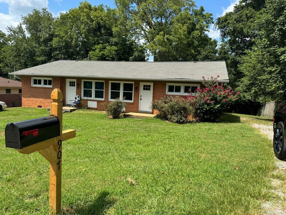 Foto principal - 907 Elwood Dr