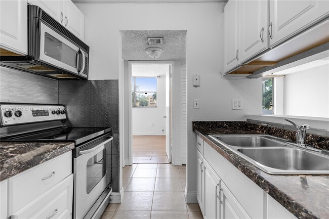 Foto del edificio - 8004 SW 149th Ave