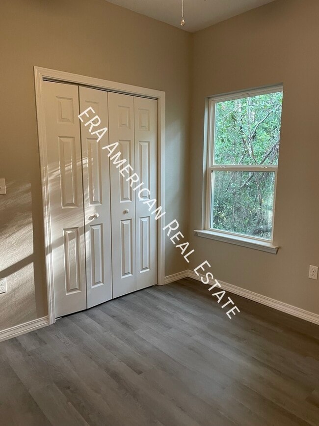 Building Photo - 709 Robinson Ave E