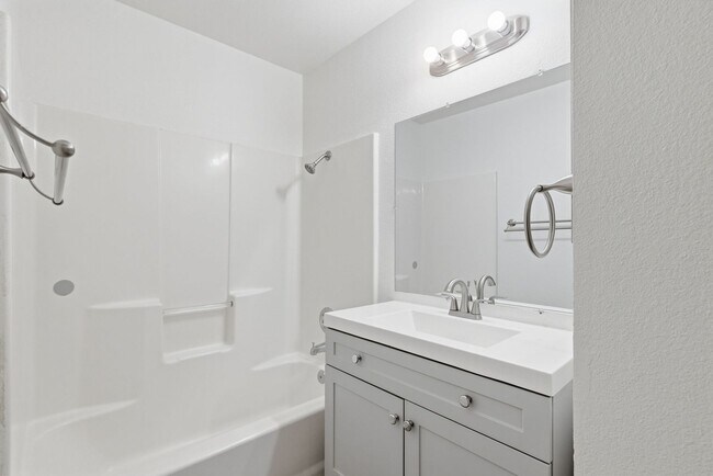 Foto del edificio - Renovated 3-Bedroom Home with 2-Car Garage in Quailwood