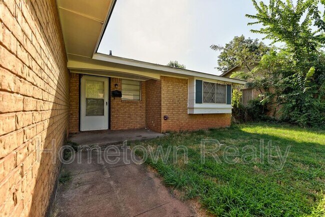 Building Photo - 5104 S Briarwood Dr