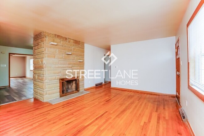 Building Photo - REDUCED! - $500 off first month’s rent if ...