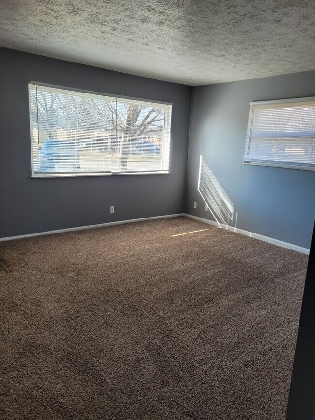 Foto del edificio - 7092-7094 N Manor Dr