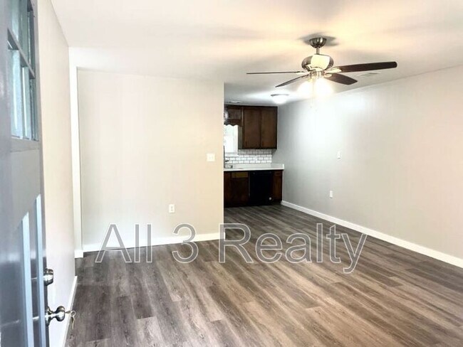 Building Photo - 117 Hillpine Trl