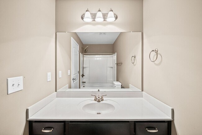 Foto del edificio - Nice Townhome in Governors Crossing Ready for you to Call home before Christmas