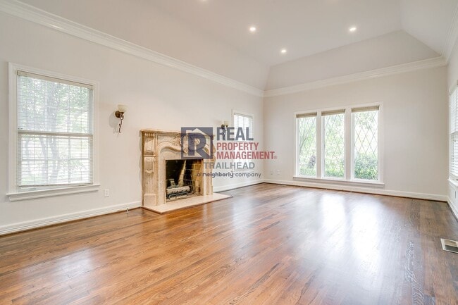 Foto del edificio - Charming Monticello Townhome – 4 Beds, Updated Kitchen & On-Site Parking