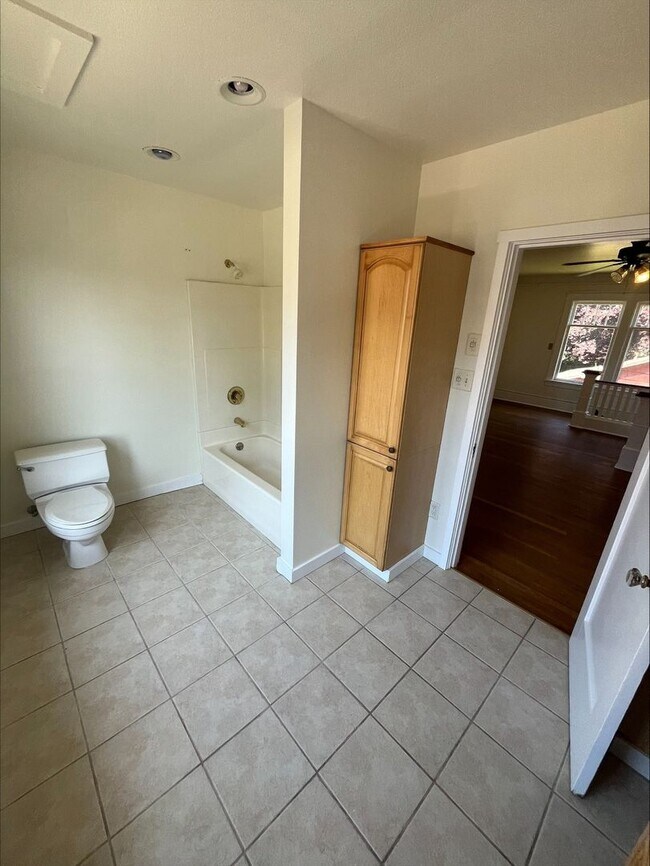 Building Photo - Vintage Craftsman House