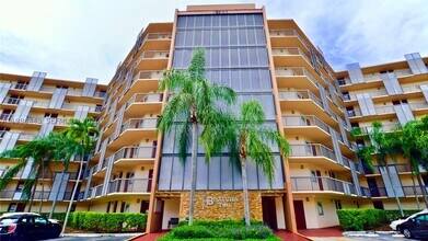 Building Photo - 3301 N Country Club Dr