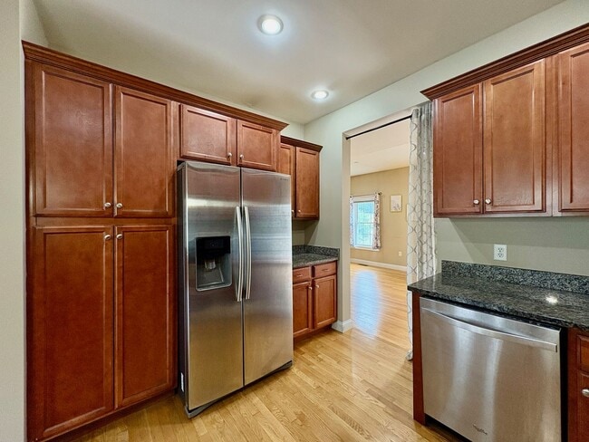 Building Photo - Charming 2-Bedroom Townhouse For Rent in L...
